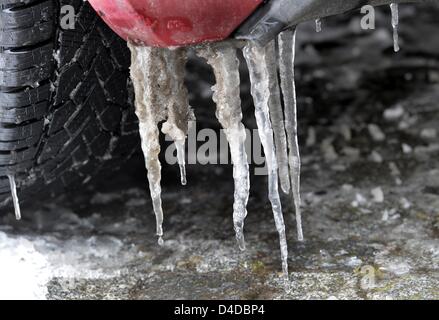 Icycles appendere sul corpo di un auto a Hannover, Germania, 12 marzo 2013. Le temperature di restare concentrati durante i prossimi giorni. Foto: HOLGER HOLLEMANN Foto Stock