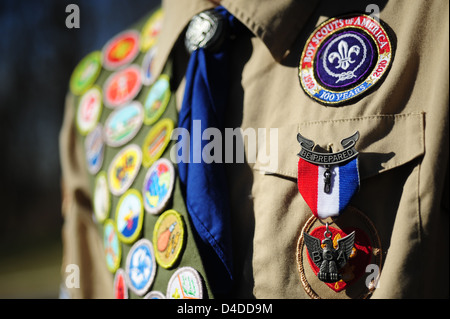 Boy Scouts of America close up di un aquila Scout con un anta piena di Merit badges Foto Stock