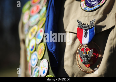 Boy Scouts of America close up di un aquila Scout con un anta piena di Merit badges Foto Stock