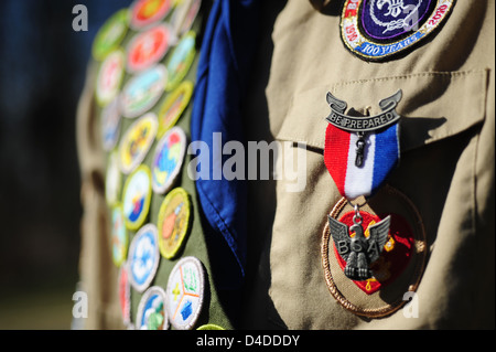 Boy Scouts of America close up di un aquila Scout con un anta piena di Merit badges Foto Stock