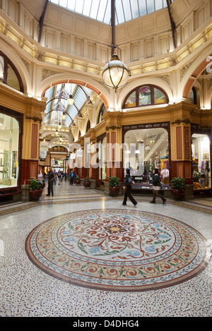 Mosaico ornati nel blocco Arcade - di un palazzo del XIX secolo il patrimonio galleria dello shopping nel centro della citta'. Melbourne, Victoria, Australia Foto Stock