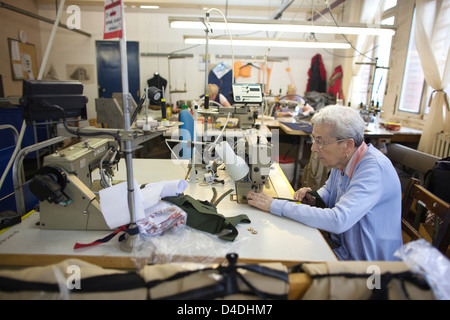 Jean Seddon (75) fabbrica manager presso British vestiti costruttore privato V.C. Bianco a Salford, Manchester, Inghilterra, Regno Unito Foto Stock