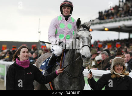 Cheltenham, Regno Unito. Xii Marzo 2013. La Febbre di Champagne cavalcato da Walsh Rubino dopo aver vinto il William Hill novizi supremo ostacolo al giorno uno (Campione giorno ) di Cheltenham nazionale Festival di suoneria. Credit: Azione Plus immagini di Sport / Alamy Live News Foto Stock