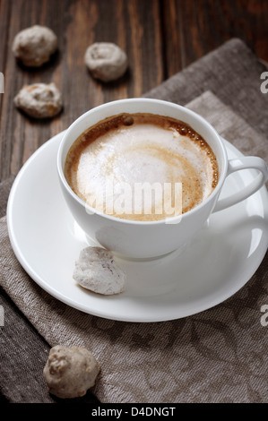Tazza di caffè con biscotti di mandorle su sfondo di legno Foto Stock