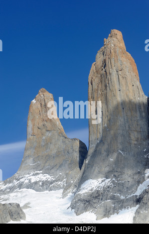 Il granito guglie di Torres del Paine da ovest guardando attraverso il ghiacciaio di Torres Foto Stock