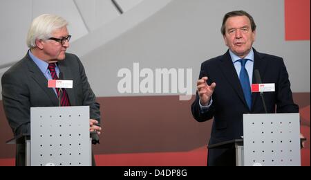 L'ex cancelliere tedesco Gerhard Schroeder (R) e SPD gruppo parlamentare presidente Frank-Walter Steinmeier parla durante una conferenza stampa dopo la riunione del sociale parte democratica gruppo parlamentare del Reichstag a Berlino, Germania, 12 marzo 2013. Foto: WOLFGANG KUMM Foto Stock