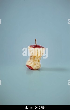 una mela mangiata Foto Stock