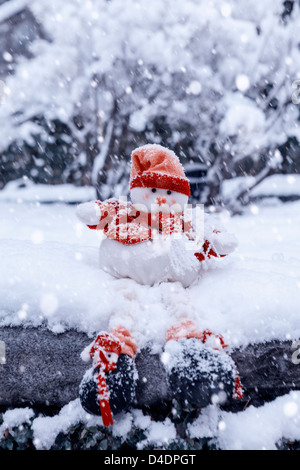 Un pupazzo di neve con neve in una tempesta di neve Foto Stock