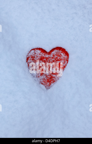 Cuore rosso nella neve Foto Stock