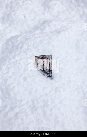 Una coperta di neve vecchia foto in una cornice fotografica Foto Stock