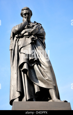 Londra, Inghilterra, Regno Unito. Statua di John Foley, 1867) di Sydney Herbert, primo Baron Herbert di Lea (1810-61) in luogo di Waterloo Foto Stock