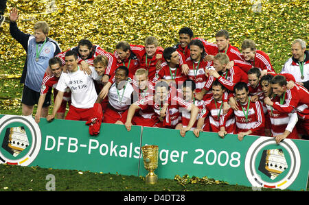 I giocatori del Bayern Monaco di Baviera prendere una foto del team aftere vincendo il tedesco della DFB Cup finale contro il Dortmund nello stadio olimpico di Berlino, Germania, 19 aprile 2008. Foto: BERND SETTNIK Foto Stock