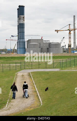 Passeggini a piedi lungo la recinzione che circonda il cantiere per la costruzione del contenzioso impianto alimentato a carbone Moorburg ad Amburgo, Germania, 20 aprile 2008. Il futuro dell'impianto rimane incerta, anche dopo la firma di un accordo di coalizione tra i Democratici Cristiani (CDU) e il Partito dei Verdi (GAL) di Amburgo. Foto: Bodo segna Foto Stock