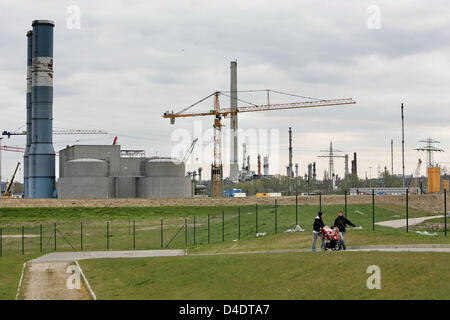 Passeggini a piedi lungo la recinzione che circonda il cantiere per la costruzione del contenzioso impianto alimentato a carbone Moorburg ad Amburgo, Germania, 20 aprile 2008. Il futuro dell'impianto rimane incerta, anche dopo la firma di un accordo di coalizione tra i Democratici Cristiani (CDU) e il Partito dei Verdi (GAL) di Amburgo. Foto: Bodo segna Foto Stock