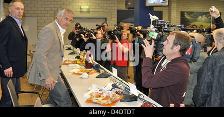 Fred Rutten (2-L), in entrata head coach della Bundesliga club FC Schalke 04, e Schalke il direttore generale Andreas Mueller (L) arriva alla conferenza stampa a Gelsenkirchen, Germania, 23 aprile 2008. Rutten, attualmente capo allenatore con olandese club Ehredivisie Twente Enschede, assumerà la officer presso Schalke su 01 Luglio. Foto: ACHIM SCHEIDEMANN Foto Stock