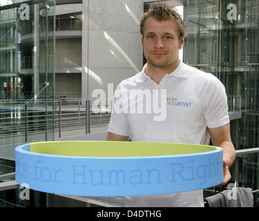 Il tedesco ex canoeist Stefan Pfannmoeller pone con un braccialetto oversize leggendo lo slogan "porte per i Diritti umani" presso il Bundestag tedesco a Berlino, Germania, 23 aprile 2008. Sulla sua piattaforma internet "www.netzatheleten.de' ex world-class canoeist inizializza questi bracciali mirato per gli atleti di alzarsi in piedi per i diritti umani e per essere indossati durante la Pechino olimpica 2008 GA Foto Stock