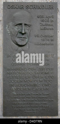 La figura mostra una piastra su una casa dove Oskar Schindler vissuta a Bahnhofsviertel in Francoforte sul Meno, Germania, 23 aprile 2008. In occasione del centenario della nascita di Schindler una mostra presso il Museo Ebraico di Francoforte tracce della sua vita nella città. Foto: Frank può Foto Stock