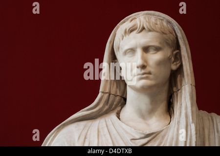 Italia Lazio Roma, Palazzo Massimo Museo Nazionale, statua in marmo, Imperatore Gaio Giulio Cesare Augusto nel Pontificio vestire Foto Stock