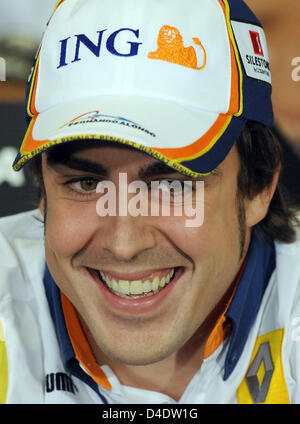 Spagnolo di Formula Uno Pilota Fernando Alonso della Renault F1 Sorrisi durante una conferenza stampa presso il Circuit de Catalunya a Montmelo vicino a Barcellona, Spagna, 24 aprile 2008. Formula 1 Gran Premio di Spagna si terrà qui il 27 aprile. Foto: Gero Breloer Foto Stock