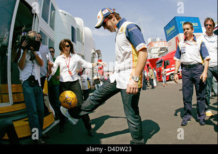 Spagnolo di Formula Uno Pilota Fernando Alonso della Renault F1 comanda una sfera nel paddock del Circuito de Catalunya di Montmelo vicino a Barcellona, Spagna, 24 aprile 2008. Formula 1 Gran Premio di Spagna si terrà qui il 27 aprile. Foto: Felix Heyder Foto Stock