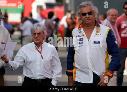 British F1 supremo Bernie Ecclestone (L) e Renault italiano del team principal Flavio Briatore (R) a piedi attraverso il paddock del Circuito de Catalunya di Montmelo vicino a Barcellona, Spagna, 25 aprile 2008. Formula 1 Gran Premio di Spagna si terrà qui il 27 aprile. Foto: Felix Heyder Foto Stock