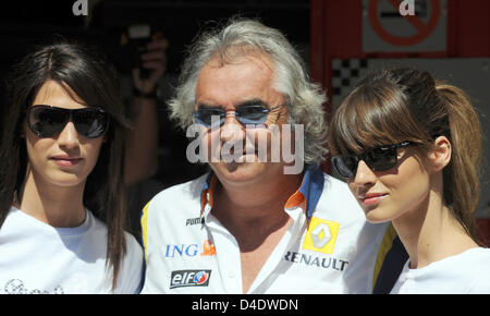 La Renault il team principal italiano Flavio Briatore (C) pone con due modelli dopo la sessione di prove libere sul circuito di Catalogna a Montmelo vicino a Barcellona, Spagna, 26 aprile 2008. Il Gran Premio di Spagna si svolgerà qui di domenica 27 aprile. Foto: GERO BRELOER Foto Stock