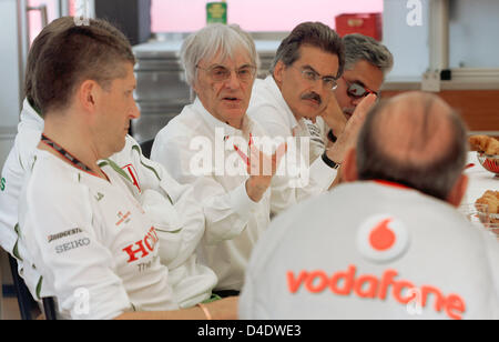 Il direttore generale di Honda, British Nick Fry (L-R), F1 britannica boss Bernie Ecclestone, direttore di BMW Motorsport tedesco Mario Theissen, il proprietario del team Force India indiano Vijay Mallya e il team McLaren Mercedes principal British Ron Dennis siedono insieme nel corso di una riunione nel paddock del Circuito de Catalunya di Montmelo vicino a Barcellona, Spagna, 26 aprile 2008. Il Gran Premio di Spagna si tak Foto Stock