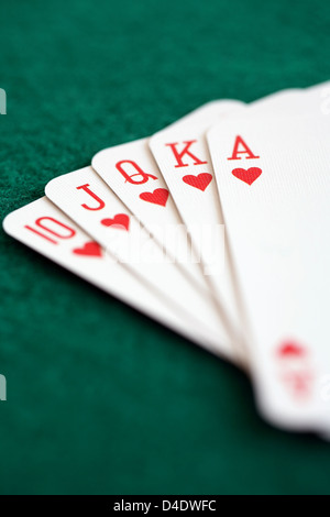Dritto royal flush giocare a carte, della mano di poker nei cuori Foto Stock
