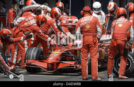 Finnish F1 driver Kimi Raikkonen di Ferrari fa un pit stop durante il Gran Premio di Formula Uno di Spagna presso il Circuit de Catalunya a Montmelo vicino a Barcellona, Spagna, 27 aprile 2008. Raikkonen ha vinto il Gran Premio di Spagna. Foto: Dpa/Piscina Manu Fernandez Foto Stock