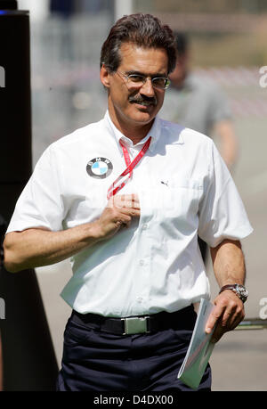 Il tedesco Mario Theissen, direttore Motorsport di BMW, passeggiate attraverso il paddock del Circuito de Catalunya di Montmelo vicino a Barcellona, Spagna, 25 aprile 2008. Foto: FELIX HEYDER Foto Stock