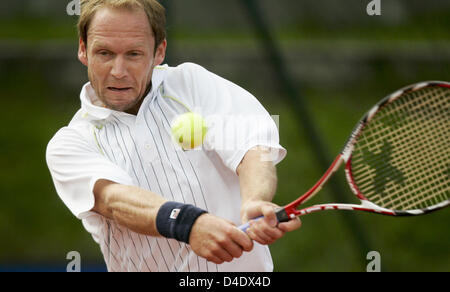 Rainer Schuettler dalla Germania svolge un scritto durante la sua BMW Open match contro l'italiano Gianluca Naso a Iphitos-Stadium a Monaco di Baviera, Germania, il 29 aprile 2008. Foto: MATTHIAS SCHRADER Foto Stock