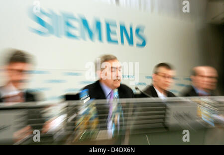 (L-R) il CFO di Siemens Joe Kaeser, CEO Peter Loescher, portavoce Stephan Heimbach, e la testa di legale e di Compliance (CL) Peter Y. Solmssen raffigurato all'i dati semestrali conferenza stampa a Monaco di Baviera, Germania, il 30 aprile 2008. Il gruppo axd il suo risultato mirato dopo un massiccio crollo di profitto in Q2 e problemi con i suoi grandi progetti. Foto: TOBIAS HASE Foto Stock