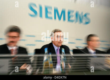 (L-R) il CFO di Siemens Joe Kaeser, CEO Peter Loescher, e portavoce Stephan Heimbach, raffigurato all'i dati semestrali conferenza stampa a Monaco di Baviera, Germania, il 30 aprile 2008. Il gruppo axd il suo risultato mirato dopo un massiccio crollo di profitto in Q2 e problemi con i suoi grandi progetti. Foto: TOBIAS HASE Foto Stock