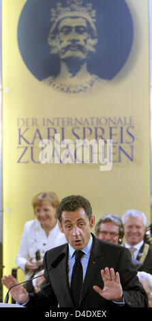 Il Presidente francese Nicolas Sarkozy offre il discorso elogiativo per il Cancelliere tedesco Angela Merkel durante la cerimonia di conferimento del Premio Carlo Magno (Karlspreis) ad Aquisgrana in Germania, 01 maggio 2008. Merkel è stato onorato con uno dei più prestigiosi d'Europa, premi grazie alla sua grande servizi alla comunità di conciliazione. Il consiglio di amministrazione ha onorato Merkel per la sua 'outstanding Foto Stock