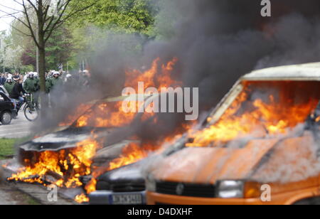 Le automobili sono sul fuoco durante il 1 maggio dimostrazioni in Amburgo, Germania, 1 maggio 2008. Migliaia di persone hanno partecipato a una manifestazione di protesta contro un corteo di estrema destra in Amburgo. A margine della relativamente pacifica dimostrativi leftists radicali si sono scontrati con la polizia e accesa sulle vetture di fuoco. Foto: MARCUS BRANDT Foto Stock