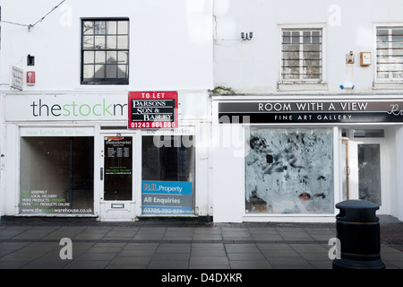 Chiuso il negozio fronti su un High Street a Worthing, West Sussex, Regno Unito Foto Stock