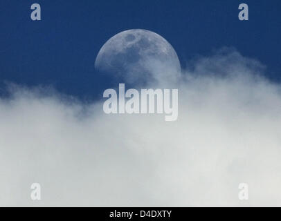 (Dpa) file - Il file immagine datata 09 ottobre 2007 dimostra la mezza luna il peering dietro una nube su Francoforte sul Meno, Germania. Foto: Frank Rumpenhorst Foto Stock