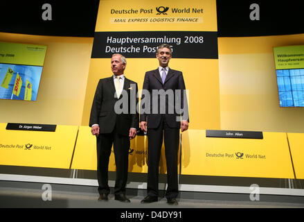 Deutsche Post CEO Frank Apel (R) e presidente del consiglio di sorveglianza Juergen Weber (L) sorriso davanti a loro del gruppo riunione generale a Colonia, Germania, 06 maggio 2008. Appel non è in grado di annunciare eventuali notizie importanti o cambiamento di corso come business è andato bene quest'anno. Pianificazioni per gli Stati Uniti dove la Deutsche Post Group continua ad essere in rosso non sono ancora finite. S Foto Stock