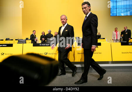 Deutsche Post CEO Frank Appel (R) e presidente del consiglio di sorveglianza Juergen Weber (L) sorriso davanti a loro del gruppo riunione generale a Colonia, Germania, 06 maggio 2008. Appel non è in grado di annunciare eventuali notizie importanti o cambiamento di corso come business è andato bene quest'anno. Pianificazioni per gli Stati Uniti dove la Deutsche Post Group continua ad essere in rosso non sono ancora finite. Foto Stock