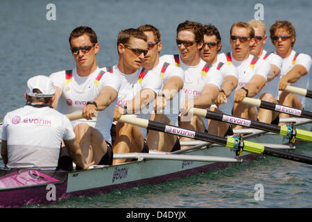 Il nuovo tedesco Otto-uomo scull con timoniere Peter Thiede (L-R), Bernd Heidicker, Philipp Stueer, Thorsten Engelmann, Sebastian Schulte, Jochen urbana, Philipp Naruhn, Florian Eichner e Sebastian Schmidt è raffigurato durante un corso di formazione presso la Dortmund-Ems canal a Dortmund, 07 maggio 2008. In preparazione per i Giochi Olimpici di Pechino 2008, capo allenatore Dieter Grahn ha deciso di sostituire Foto Stock