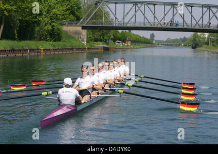 Il nuovo tedesco Otto-uomo scull con timoniere Peter Thiede (L-R), Bernd Heidicker, Philipp Stueer, Thorsten Engelmann, Sebastian Schulte, Jochen urbana, Philipp Naruhn, Florian Eichner e Sebastian Schmidt è raffigurato durante un corso di formazione presso la Dortmund-Ems canal a Dortmund, 07 maggio 2008. In preparazione per i Giochi Olimpici di Pechino 2008, capo allenatore Dieter Grahn ha deciso di sostituire Foto Stock