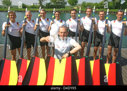 Il nuovo tedesco Otto-uomo scull con timoniere Peter Thiede (anteriore), Bernd Heidicker (L-R), Philipp Stueer, Thorsten Engelmann, Sebastian Schulte, Jochen urbana, Philipp Naruhn, Florian Eichner e Sebastian Schmidt in posa per una foto di gruppo al Dortmund-Ems canal a Dortmund, 07 maggio 2008. In preparazione per i Giochi Olimpici di Pechino 2008, capo allenatore Dieter Grahn ha deciso di sost. Foto Stock