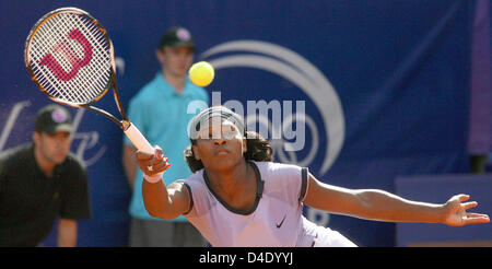 Noi giocatori di tennis Serena Williams è raffigurato in azione durante un WTA German Open match contro il giocatore polacco Radwanska sul Centre Court a Berlino, Germania, 08 maggio 2008. Williams ha vinto con 6-1 e 6-3. Foto: Wolfgang Kumm Foto Stock