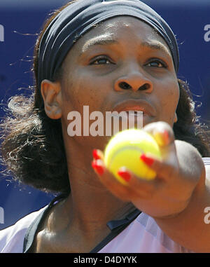 Noi giocatori di tennis Serena Williams è raffigurato in azione durante un WTA German Open match contro il giocatore polacco Radwanska sul Centre Court a Berlino, Germania, 08 maggio 2008. Williams ha vinto con 6-1 e 6-3. Foto: Klaus-Dietmar Gabbert Foto Stock