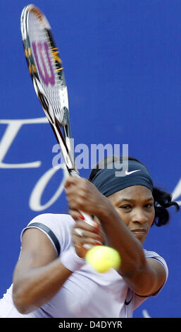 Noi giocatori di tennis Serena Williams è raffigurato in azione durante un WTA German Open match contro il giocatore polacco Radwanska sul Centre Court a Berlino, Germania, 08 maggio 2008. Williams ha vinto con 6-1 e 6-3. Foto: Klaus-Dietmar Gabbert Foto Stock