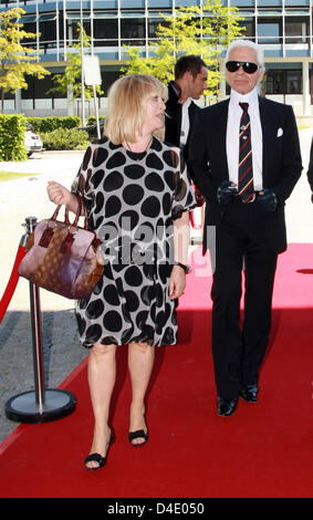 Capo redattore della rivista lifesyle "Bunte', Patricia Riekel e stilista Karl Lagerfeld arriva per parlare serie 'Burda vivere" tenutasi presso Burda-Mediapark in Offenburg, Germania, 09 maggio 2008. Lagerfeld più tardi ammise che egli non indossa un orologio né possiede un telefono cellulare. Foto: Patrick seeger Foto Stock