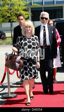 Capo redattore della rivista lifesyle "Bunte', Patricia Riekel e stilista Karl Lagerfeld arriva per parlare serie 'Burda vivere" tenutasi presso Burda-Mediapark in Offenburg, Germania, 09 maggio 2008. Lagerfeld più tardi ammise che egli non indossa un orologio né possiede un telefono cellulare. Foto: Patrick seeger Foto Stock