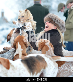 Due signore sollevare i loro Norfolk Terrier cane lontano da curiosi hounds nel corso di una riunione del Beaufort Hunt in Badminton Park J Foto Stock