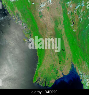 Il satellite Terra immagine rilasciata dalla NASA il 15 aprile 2008 mostra la regione costiera tre settimane prima del ciclone Nargis "' devastato oltre la Birmania il 04 maggio 2008. Secondo la Shari Villarosa, carica d'affaires per l Ambasciata degli Stati Uniti a Yangon, Birmania, il numero di vittime di "Nargis' è probabile a salire al di sopra di 100.000, come CNN cita il top-level diplomat il 07 maggio 2008. Dati provenienti da Foto Stock