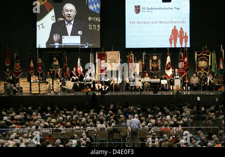 Il Primo Ministro bavarese Guenther Beckstein offre un discorso alla 59a tedeschi dei Sudeti incontro a Norimberga (Germania), 11 maggio 2008. Il Sudetne tedeschi di soddisfare il 10 e 11 Maggio sotto il motto "Per la patria e i Diritti Umani". Foto: Daniel Karmann Foto Stock